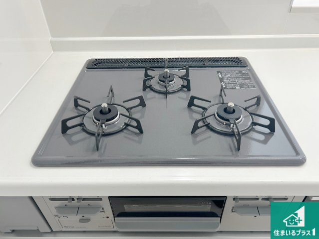 高石市千代田　新築一戸建ての設備|ダブル高火力Ｓｉセンサー付きコンロ！３口あるので、まとめて料理をする時も大活躍！