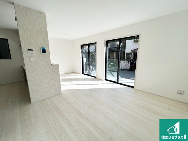 高石市千代田　新築一戸建ての居間・リビング|日当たり良好の明るいリビングで朝の目覚めもスッキリできそう！対面キッチンでご家族のコミュニケーションも自然と増える設計！小さなお子様が遊ぶスペースを作っても広々とくつろげるLDK！