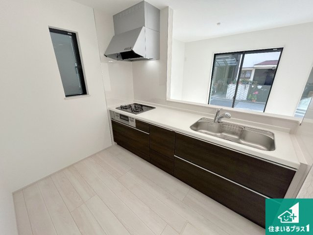 高石市千代田　新築一戸建てのキッチン|リビングと統一感があり、使い勝手のいいキッチン。広々としているので、二人並んで作業が出来ちゃいます。お子様と一緒に色々なお料理に挑戦できるスペースがあります。