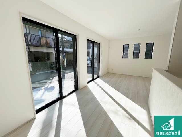 高石市千代田　新築一戸建ての居間・リビング|明るいリビングで朝の目覚めもスッキリできそう！対面キッチンでご家族のコミュニケーションも自然と増える設計！小さなお子様が遊ぶスペースを作っても広々とくつろげるLDK！