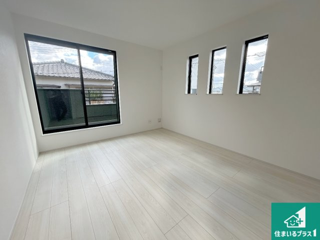 高石市千代田　新築一戸建ての洋室|シンプルな洋室は、自分好みのインテリアが楽しめます♪ご家族とインテリアや家具を選びに行くのは新築購入時の醍醐味の一つです。ぜひお楽しみください♪