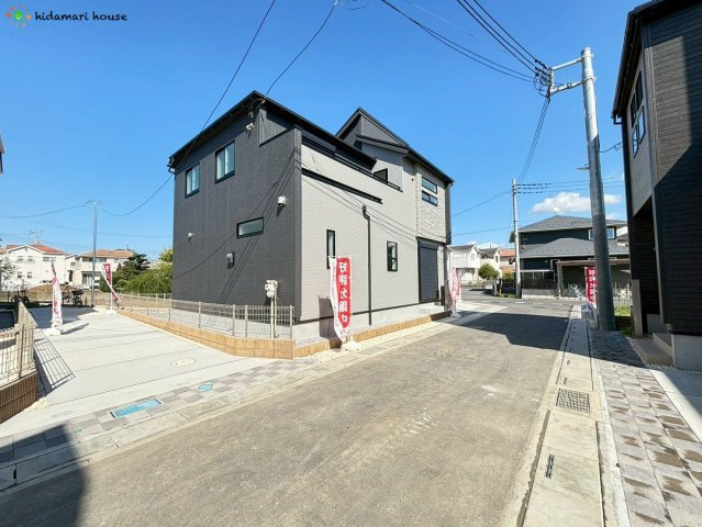 上尾市久保　新築戸建　ブルーミングガーデン02の前面道路含む現地写真