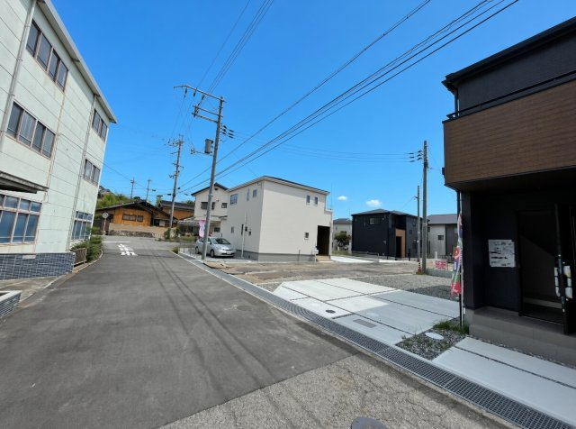 加東市北野　新築一戸建ての前面道路含む現地写真|周辺は閑静な住宅街！前面道路広々で車の出し入れも便利です。駐車が苦手な方でも安心して車庫入れできます！