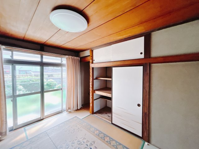 【中古戸建】高崎市聖石町の和室|扉付きの和室なのでプライベートな空間にもなります。ご両親がお泊りになっても、ぬくもりを感じられる和室でゆっくりとお寛ぎいただけます♪