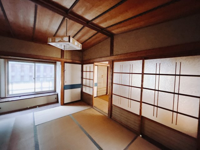 【中古戸建】高崎市聖石町の和室|和室を書斎にしたり、冬にはコタツを敷いて家族みんなで年越しをするのもいいですね。家族みんなのお気に入りの空間になります♪