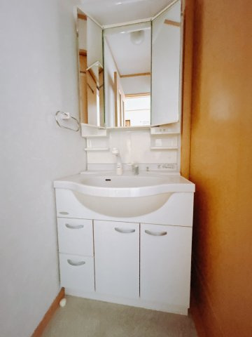 【中古戸建】高崎市聖石町の独立洗面台|洗面所には＜広い鏡＞と＜充分な収納＞がついているので使い勝手が良いのが特徴です♪