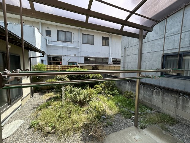 【中古戸建】高崎市聖石町の庭|こちらに洗濯物を干せるスペースとなっております♪