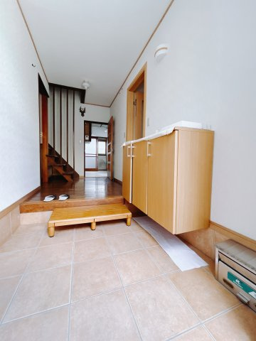 【中古戸建】高崎市聖石町の玄関|靴だけでなく椅子をおいてみると一味違うお洒落な雰囲気になります。「今日はどんな靴を履こうかな♪」「ちょっと一休み♪」そんなちょっぴり落ち着く場所にもなります♪