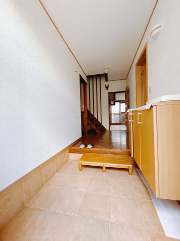 【中古戸建】高崎市聖石町の玄関|毎日の「いってらっしゃい」や「お帰りなさい」を大切なご家族と過ごす玄関は〈使いやすさ〉を追求しております。玄関横の物入は急な来客時でもさっとお片付けできるスペースを確保しています。