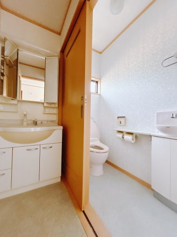 【中古戸建】高崎市聖石町の独立洗面台|ゆとりのある洗面脱衣室ではお子様と並んで歯磨きもできるので一緒に成長を楽しめます♪広い空間なのですれ違うのもぶつかる心配がなく、ストレスフリー♪