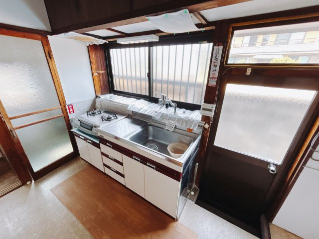 【中古戸建】高崎市聖石町のキッチン|子供達もいつもママのそばにいられる安心感が生まれる設計になっているので、小さなお子様がいるご家庭にもピッタリです♪