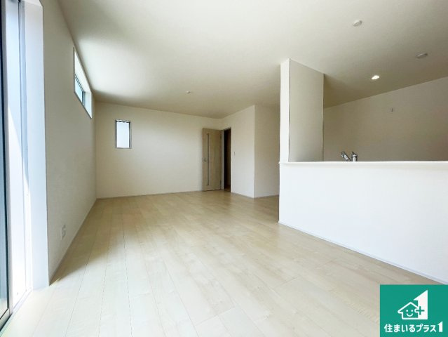 加東市北野　新築一戸建ての居間・リビング|シンプルなリビングは、観葉植物等のインテリアを楽しめますね！パパ好みにも、ママ好みにも家具次第で雰囲気を変えることができます！