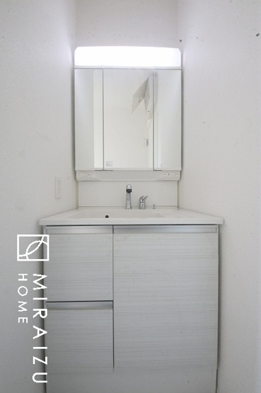【独立洗面台】 | 高級感漂う洗面台です。鏡の後ろの収納棚もとても充実しております。コスメが大好きな奥様も、女子力高いご主人様もきっとご満足いただける収納力です。三面鏡なので、ヘアセットにも便利です。
