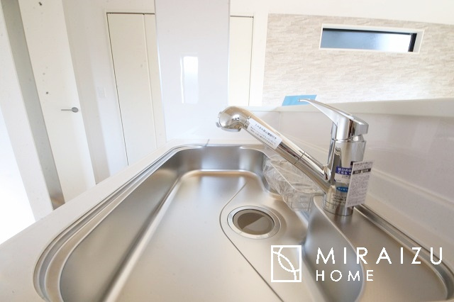 【洗面所】 | 洗濯機置き場と脱衣スペースもしっかりと確保されている洗面室、洗面コーナーは、窓から陽も差し明るく開放的な造りです。家事導線も良いので洗濯物やお湯はりもストレスフリーに毎日家事を楽しめそうです。
