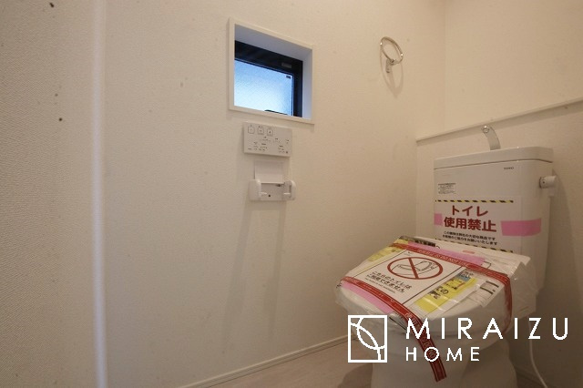 【トイレ】 | 空気の換気と窓からの光の明るさに配慮した清潔感のあるトイレ、ご自分の好きなアロマや芳香剤を置いて落ち着く空間を演出、一人になれる空間ですから、リラックスしたいですね。
