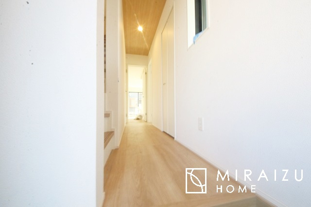 【玄関】 | いってきます♪ただいま♪明るい声が聞こえてきそうな玄関。ナチュラルなカラーがとても清潔感のある造りです♪
