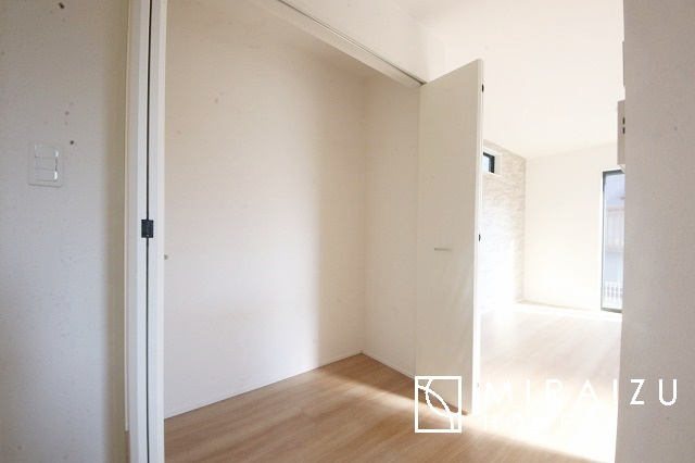 【内装】 | プライベートの空間もみんなで過ごす空間も両社兼ね備えたつくりです。階段には安全性を配慮し、手すりを設置。太陽の光と風が心地良い窓も付いた内装です。
