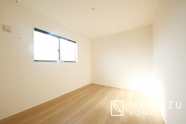 【寝室】 | 広さのある洋室は、ご夫婦様の寝室にぴったりですね。ご主人様の趣味のものや書斎などにも使用できるくらいの広さが嬉しいです。収納もばっちり完備してますのでお荷物が多いご家族様も安心してお暮しいただけます！