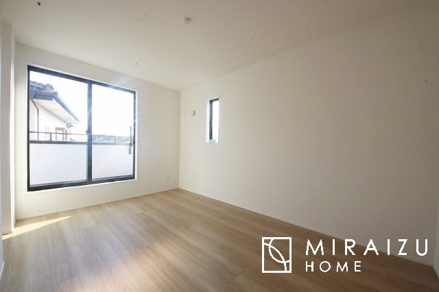 【子供部屋】 | お子様のお部屋にも主寝室にも使えますね。窓が二面についていますので採光もばっちり、空気の入れ替えもOK！自分のお部屋を持ちたいお子様の夢を叶えます！
