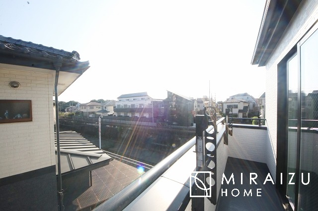 【バルコニー】 | 小鳥の鳴き声で目覚める朝、爽やかな風が入ります。太陽の陽射しでお洗濯物がカラッと乾き、気持ちの良い洋服とお布団で快適に過ごせます。