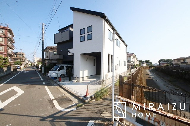 【外観】 | 青く澄み渡った綺麗な空と、陽の光をたっぷりと受ける、そんな新築住宅で新生活をスタートしてみませんか？見学・ご相談等、ミライズホーム(株)までお気軽にご連絡下さい。
