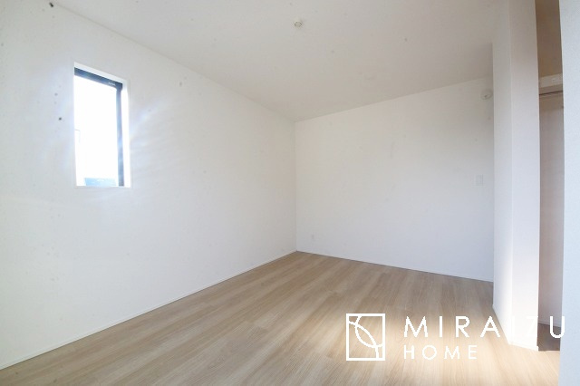 【洋室】 | 心も体も癒されるゆったりと落ち着いた洋室。窓が多いつくりになっています。窓が多いと明るい空間を保ち、室内へ気持ちの良い風も取り込んでくれます。