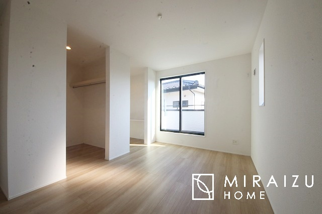 【子供部屋】 | 床のフローリングもオシャレな洋室が嬉しいです。独立性のある住宅ですので、各居室それぞれ、テイストの違うお部屋インテリア造りをしても面白いかもしれませんね！