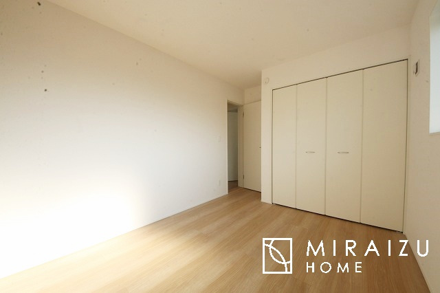 【洋室】 | 小鳥の鳴き声で目覚める朝、爽やかな風が入ります。太陽の陽射しでお洗濯物がカラッと乾き、気持ちの良い洋服とお布団で快適に過ごせます。