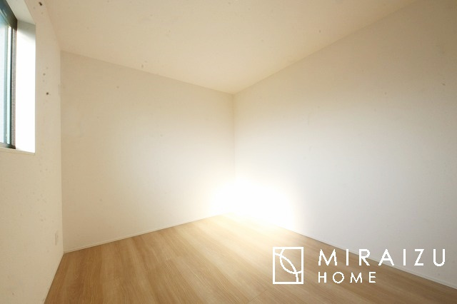 【収納】 | 収納あり、自然な採光ありの洋室。家族みんなが気持ち良く目覚められる、過ごしやすい主寝室などにもお勧め。もちろん、ペットもご一緒に。