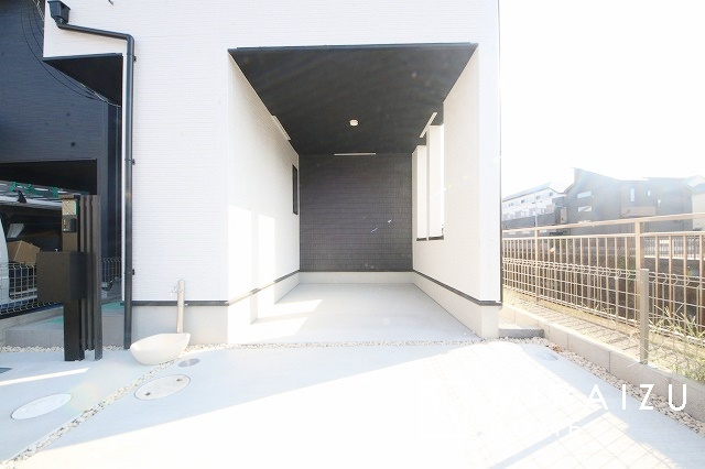 【駐車場】 | ご家族様のプライベート空間が確保できる素敵な間取りです。また敷地ゆったりですので、おうち時間を楽しむのにもぴったりですね♪
