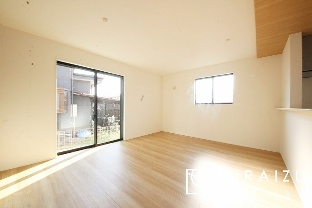 【居間・リビング】 | 陽当たりが心地の良いリビング空間です。日中はカーテンを開けて自然な光を取り込みリラックスして過ごしたいですね、照明器具もセンスの良いものを使いたいですね。
