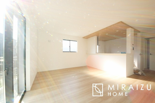 【居間・リビング】 | 大きな窓が特徴の南向きリビングでは、太陽光も沢山取り込むことが出来てお家の中にいても日光浴が可能ですね、開放的な空間です。インテリア選びも楽しそう、ご家族様で相談しながらインテリア配置も楽しみたいです