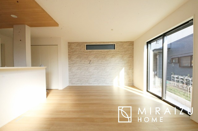 【居間・リビング】 | 明るい光が取り入れられる空間設計のリビングです。インテリア配置もしやすい間取りです。壁や床の色と合わせて落ち着いたインテリアも選びたいですね♪グリーンを飾っても素敵だと思います。
