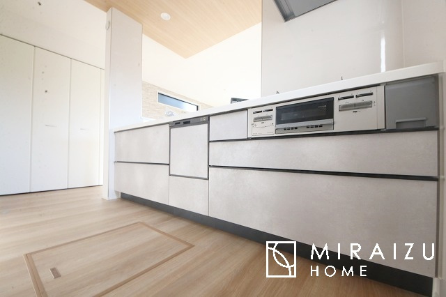 【キッチン】 | 洗練されたキッチンでは毎日の家事を少しでも楽に快適に工夫したいですね、大きいシンクではお皿洗いもストレスフリー、3口コンロでは要領よくお料理も可能です。レンジフードもお掃除がしやすい設計が嬉しい。
