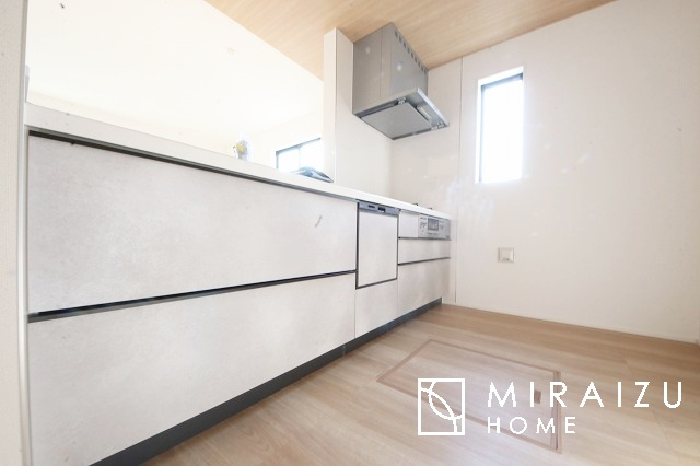 【キッチン】 | スッキリとした形が上品な広々ワイドキッチンです。レンジフードもすっきりとした造りなので圧迫感もございません。窓もあり明るい空間の中で毎日お料理することが可能です。収納スペースも広いのが嬉しいですね。
