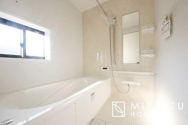 【浴室】 | 清潔感のあるホテルのような広い浴室が自慢です。疲れた日にはお湯をためてリラックスタイムを楽しみたいですね、今はスマホも防水の時代です、半身浴をしながら動画視聴、漫画視聴、楽しく過ごしたいですね^^
