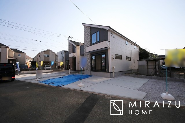 【外観】 | 青く澄み渡った綺麗な空と、陽の光をたっぷりと受ける、そんな新築住宅で新生活をスタートしてみませんか？見学・ご相談等、ミライズホーム(株)までお気軽にご連絡下さい。