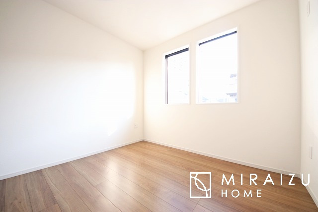 【寝室】 | 収納あり、自然な採光ありの洋室。家族みんなが気持ち良く目覚められる、過ごしやすい主寝室などにもお勧め。もちろん、ペットもご一緒に。