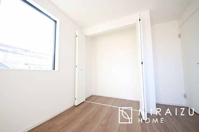 【子供部屋】 | 床のフローリングもオシャレな洋室が嬉しいです。独立性のある住宅ですので、各居室それぞれ、テイストの違うお部屋インテリア造りをしても面白いかもしれませんね！