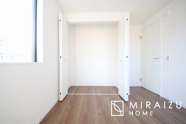 【洋室】 | 小鳥の鳴き声で目覚める朝、爽やかな風が入ります。太陽の陽射しでお洗濯物がカラッと乾き、気持ちの良い洋服とお布団で快適に過ごせます。