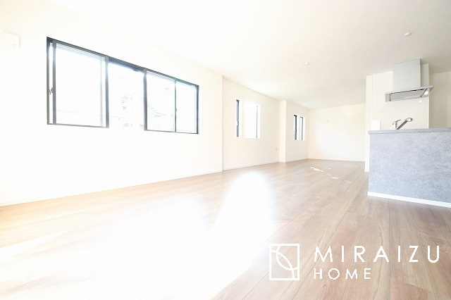 【居間・リビング】 | 陽当たりが心地の良いリビング空間です。日中はカーテンを開けて自然な光を取り込みリラックスして過ごしたいですね、照明器具もセンスの良いものを使いたいですね。
