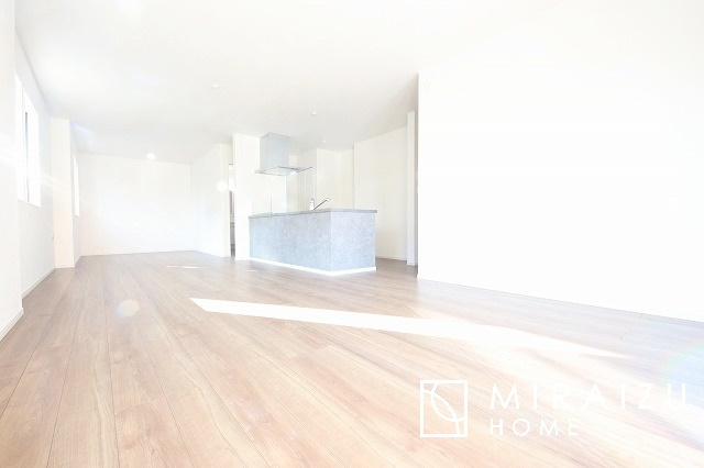 【居間・リビング】 | 大きな窓が特徴の南向きリビングでは、太陽光も沢山取り込むことが出来てお家の中にいても日光浴が可能ですね、開放的な空間です。インテリア選びも楽しそう、ご家族様で相談しながらインテリア配置も楽しみたいです