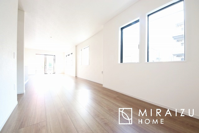 【居間・リビング】 | 明るい光が取り入れられる空間設計のリビングです。インテリア配置もしやすい間取りです。壁や床の色と合わせて落ち着いたインテリアも選びたいですね♪グリーンを飾っても素敵だと思います。
