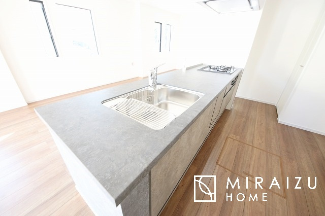 【キッチン】 | 洗練されたキッチンでは毎日の家事を少しでも楽に快適に工夫したいですね、大きいシンクではお皿洗いもストレスフリー、3口コンロでは要領よくお料理も可能です。レンジフードもお掃除がしやすい設計が嬉しい。
