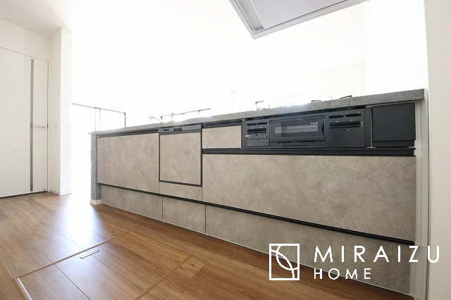 【キッチン】 | スッキリとした形が上品な広々ワイドキッチンです。レンジフードもすっきりとした造りなので圧迫感もございません。窓もあり明るい空間の中で毎日お料理することが可能です。収納スペースも広いのが嬉しいですね。
