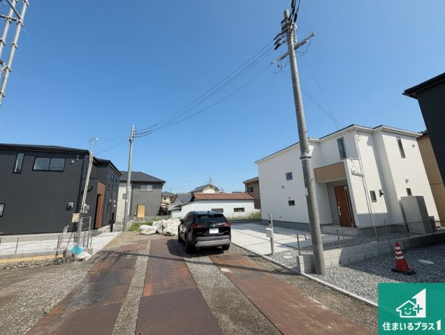 加東市北野　新築一戸建ての前面道路含む現地写真|周辺は閑静な住宅街！前面道路広々で車の出し入れも便利です。駐車が苦手な方でも安心して車庫入れできます！