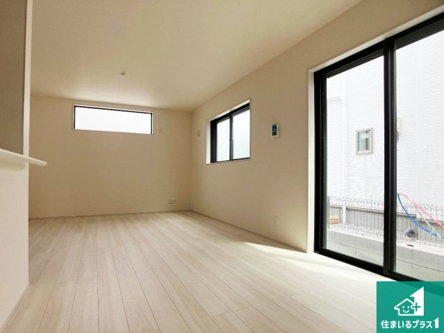 加東市北野　新築一戸建ての居間・リビング|日当たり良好の明るいリビングで朝の目覚めもスッキリできそう！対面キッチンでご家族のコミュニケーションも自然と増える設計！小さなお子様が遊ぶスペースを作っても広々とくつろげるLDK！