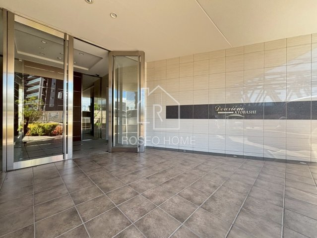 ドゥージエム京橋のエントランス