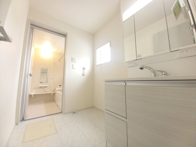 水戸市見川　12期の独立洗面台|広々脱衣スペース！毎朝おしゃれに忙しい女性の方にうれしいポイントです！