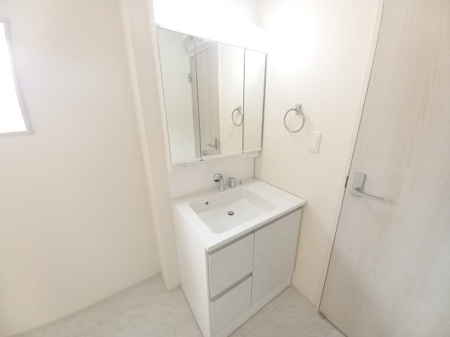 水戸市見川　12期の独立洗面台|ゆったりとした洗面スペース！一日を始める朝も素顔に戻る夜も気持ちのいい洗面室から～！